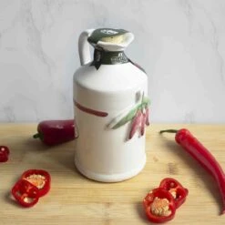 Galantino Puglian Olive Oil With Chilli In Terracotta Bottle 250ml 18 Galantino Puglian Olive Oil With Chilli In Terracotta Bottle 250ml -Deals Kitchen Hub Store 2048px 0002 GT0011 lifestyle chilli olive oil squoosh