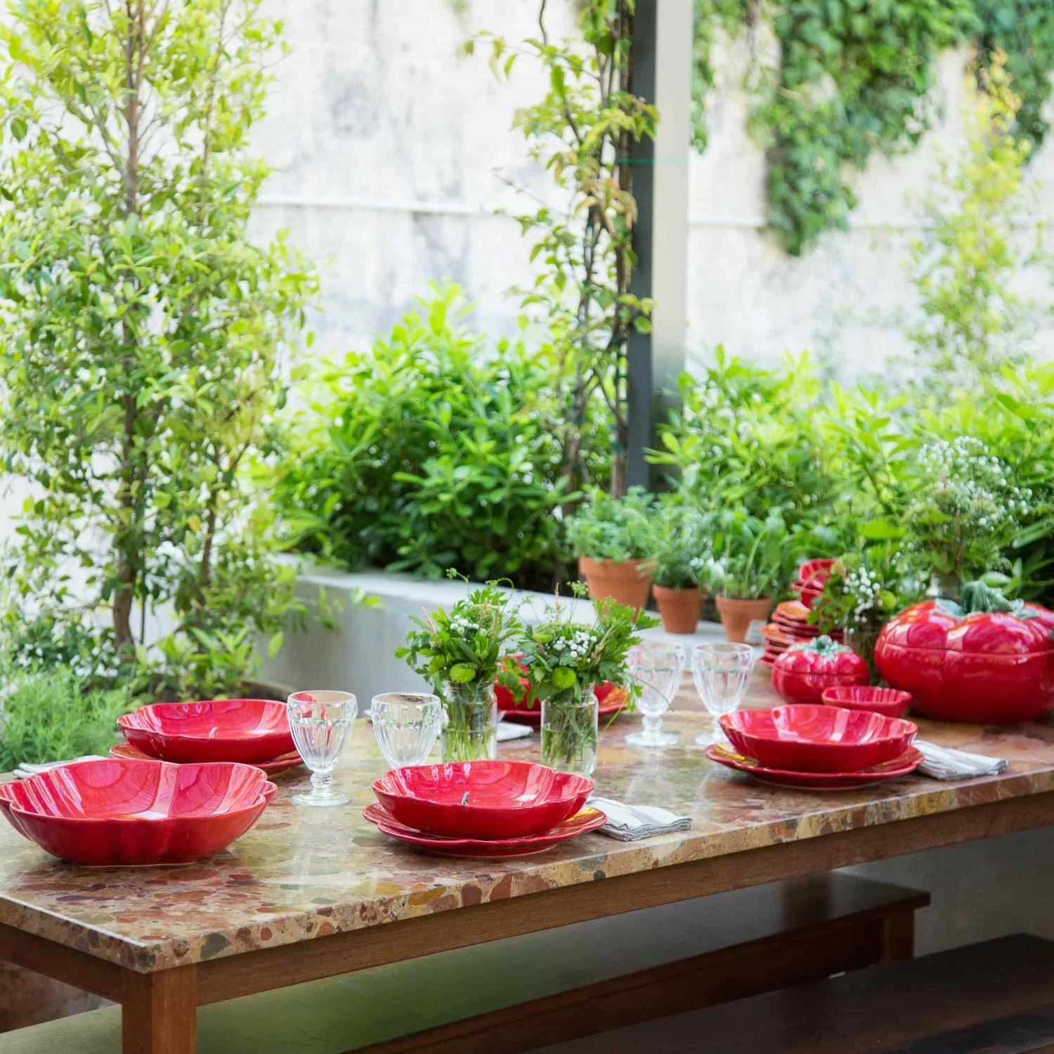 Bordallo Pinheiro Tomato Pasta Plate 25cm 2 Bordallo Pinheiro Tomato Pasta Plate 25cm - Image 2